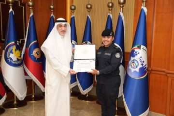 اليوسف يكرم عسكريين في المرور لتفانيهما في أداء واجبهما اليوسف يكرم عسكريين في المرور لتفانيهما في أداء واجبهما