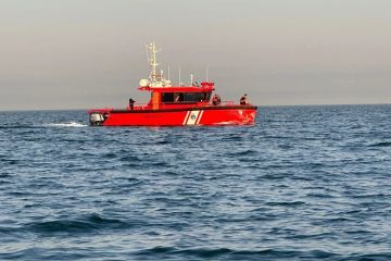وفاة شخص وإصابة 4 آخرين إثر انقلاب قارب مقابل ميناء الأحمدي وفاة شخص وإصابة 4 آخرين إثر انقلاب قارب مقابل ميناء الأحمدي