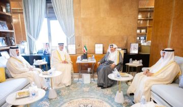 وزير الديوان الأميري يتسلم دعوة من وزير الخارجية الإماراتي لحضور سباق جائزة الاتحاد للفورمولا 1 وزير الديوان الأميري يتسلم دعوة من وزير الخارجية الإماراتي لحضور سباق جائزة الاتحاد للفورمولا 1