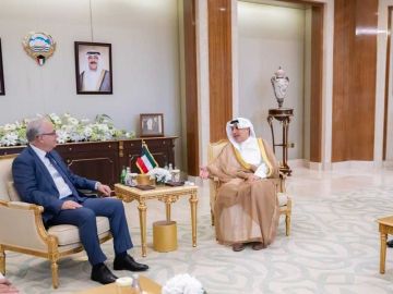 وزير شؤون الديوان الأميري ورئيس ديوان سمو ولي العهد يستقبلان السفير المغربي وزير شؤون الديوان الأميري ورئيس ديوان سمو ولي العهد يستقبلان السفير المغربي