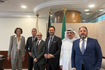 الغرفة تبحث تعزيز التعاون الاقتصادي والاستثماري مع أسولومباردا الإيطالية الغرفة تبحث تعزيز التعاون الاقتصادي والاستثماري مع أسولومباردا الإيطالية