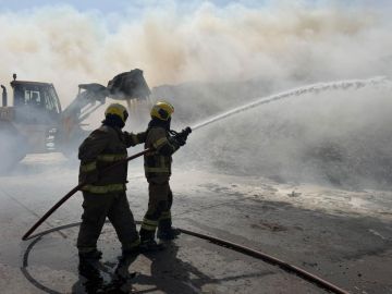 فرق الإطفاء تسيطر على حريق في مصنع لتدوير النفايات بمنطقة ميناء عبدالله فرق الإطفاء تسيطر على حريق في مصنع لتدوير النفايات بمنطقة ميناء عبدالله