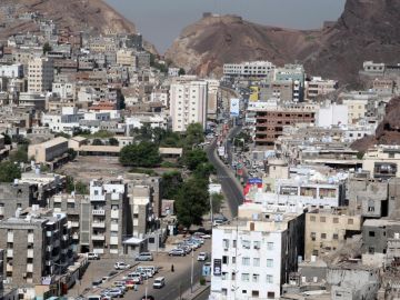 استهداف القصر الرئاسي في اليمن بأكثر من 4 صواريخ حوثية استهداف القصر الرئاسي في اليمن بأكثر من 4 صواريخ حوثية