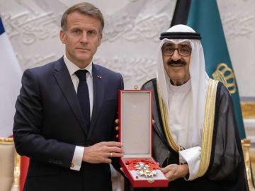 الرئيس الفرنسي يقلد سمو الأمير وسام جوقة الشرف الفرنسي الأكبر الرئيس الفرنسي يقلد سمو الأمير وسام جوقة الشرف الفرنسي الأكبر