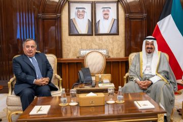 رئيس الوزراء يستقبل الأمين العام للجامعة العربية بمناسبة زيارته الرسمية للبلاد رئيس الوزراء يستقبل الأمين العام للجامعة العربية بمناسبة زيارته الرسمية للبلاد
