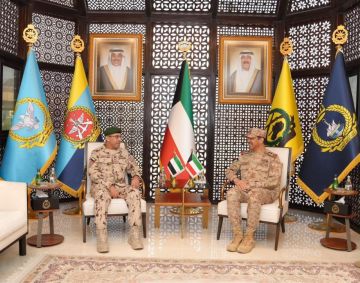 رئيس الأركان يبحث وقائد سلاح الإشارة الإماراتي سبل تعزيز التعاون العسكري رئيس الأركان يبحث وقائد سلاح الإشارة الإماراتي سبل تعزيز التعاون العسكري