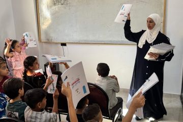 مدرسة فلسطينية في سيناء المصرية تحتضن 400 طفل نازح من غزة مدرسة فلسطينية في سيناء المصرية تحتضن 400 طفل نازح من غزة