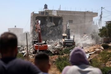 الاحتلال يبدأ هدم منازل 80 عائلة فلسطينية في النقب الاحتلال يبدأ هدم منازل 80 عائلة فلسطينية في النقب