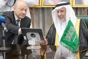الحوثي يهاجم مطار عدن للمرة الخامسة ويخسر مواقع عند باب المندب 