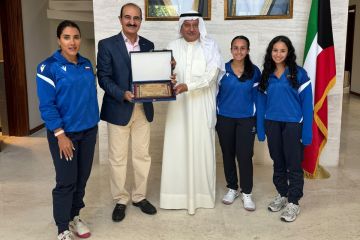 سفير الكويت في باكستان يستقبل سيدات التنس