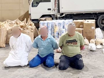 ضبط مصريين ومقيم بصورة غير قانونية بتهمة التلاعب بأوزان المواد التموينية وبيعها ضبط مصريين ومقيم بصورة غير قانونية بتهمة التلاعب بأوزان المواد التموينية وبيعها