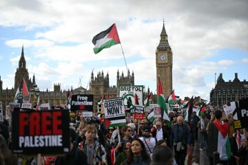 آلاف المتظاهرين في لندن يطالبون بوقف العدوان على غزة آلاف المتظاهرين في لندن يطالبون بوقف العدوان على غزة