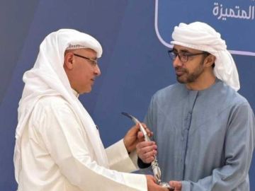 الإمارات تكرم سفارة الكويت في أبوظبي بجائزة البعثة الدبلوماسية المتميزة الإمارات تكرم سفارة الكويت في أبوظبي بجائزة البعثة الدبلوماسية المتميزة