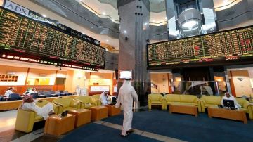 مستثمرو بورصات الخليج يوازنون بين المخاطر الجيوسياسية وتراجع مخاوف الإمدادات مستثمرو بورصات الخليج يوازنون بين المخاطر الجيوسياسية وتراجع مخاوف الإمدادات