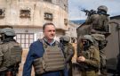 وزير دفاع الاحتلال: نحو ألفي فلسطيني نزحوا من الخليل السبت