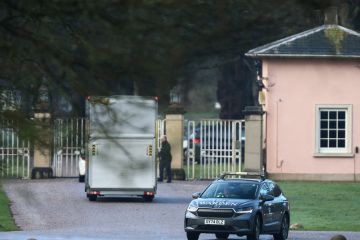 ملفات إبستين نقلت آندرو إلى كوخ!