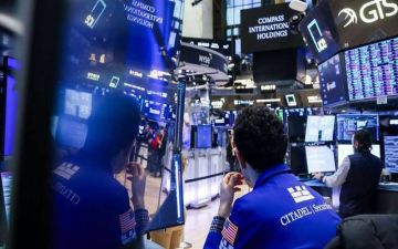 تراجع العقود الآجلة للأسهم الأمريكية طفيفا بسبب مخاوف الذكاء الاصطناعي