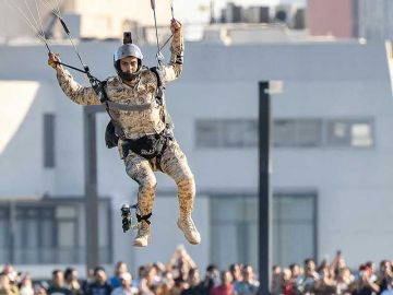 مظليو الجيش يزينون السماء بإنزال جوي عانق أبراج الكويت الشاهقة احتفالا بالأعياد الوطنية