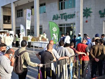  التجاري يوزع وجبات إفطار صائم بمشاركة موظفيه