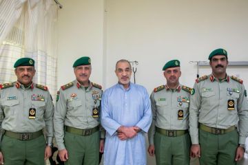 وكيل الحرس الوطني يزور النائب الأول وزير الداخلية في مستشفى جابر للاطمئنان على صحته