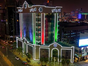  التجاري يزين مبناه الرئيسي احتفالا بالأعياد الوطنية