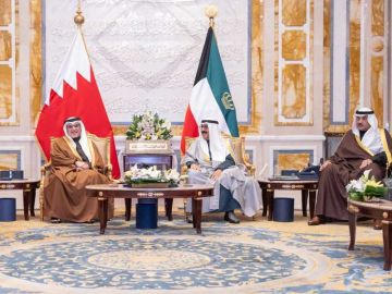 سمو الأمير يستقبل ولي العهد البحريني