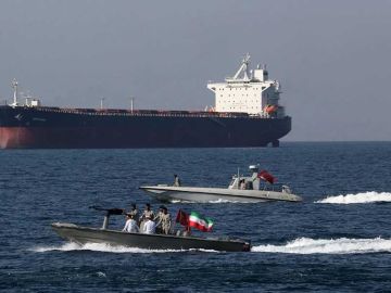 شركات نفط وتجارة علقت شحناتها عبر مضيق هرمز