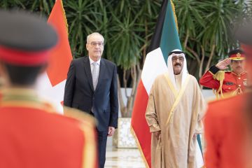 سمو الأمير يستقبل رئيس الاتحاد السويسري بمناسبة زيارته للبلاد