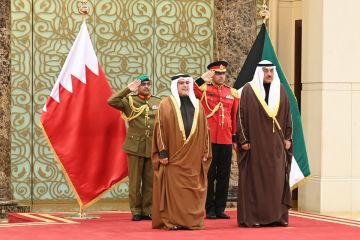 ولي العهد البحريني يصل إلى البلاد في زيارة رسمية