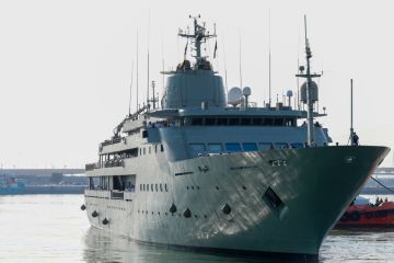 سفينة البحرية السلطانية العمانية المبروكة ترسو في ميناء الشويخ