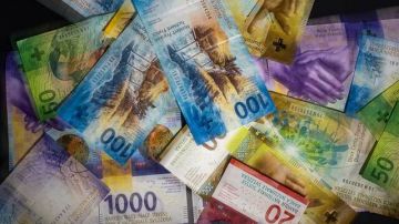 تآكل أسطورة الملاذات الآمنة.. الدولار والين والفرنك تحت مجهر التقلبات