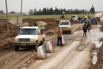 الجيش السوري يتسلم قاعدة الشدادي العسكرية في ريف الحسكة بتنسيق مع أميركا الجيش السوري يتسلم قاعدة الشدادي العسكرية في ريف الحسكة بتنسيق مع أميركا
