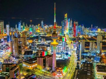 علم الكويت يزين معالم البلاد ابتهاجا بالعيد الوطني ويوم التحرير