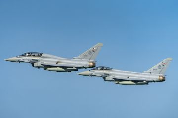 سماء الكويت تزدان بعرض جوي لطائرات ومقاتلات الجيش احتفالا بالأعياد الوطنية