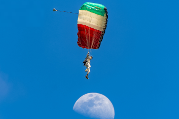 مظليو الجيش يزينون السماء بإنزال جوي عانق أبراج الكويت الشاهقة احتفالا بالأعياد الوطنية مظليو الجيش يزينون السماء بإنزال جوي عانق أبراج الكويت الشاهقة احتفالا بالأعياد الوطنية