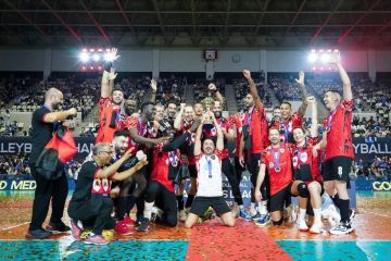 وصول طائرة الريان والوكرة