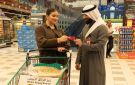  الخليج يهدي الماجلة الرمضانية لعملاء لولو هايبر ماركت وجمعية الزهراء