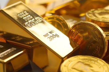 الذهب يهبط مع ارتفاع الدولار وانحسار آمال خفض أسعار الفائدة