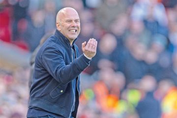 سلوت يتحسر على التعادل مع توتنهام