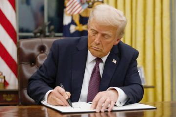 توقيع ترامب على المئة دولار