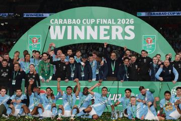 غوارديولا يصنع التاريخ بعد تتويج السيتي بكأس الرابطة