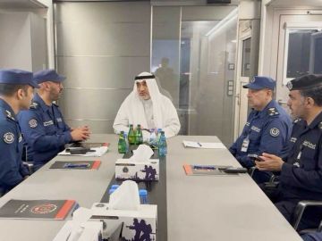 النائب الأول يتفقد موقع حريق خزانات الوقود في مطار الكويت الدولي النائب الأول يتفقد موقع حريق خزانات الوقود في مطار الكويت الدولي