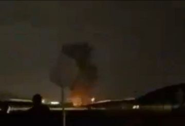 حريق ضخم في خزانات وقود بمطار الكويت الدولي جراء هجمات بطائرات مسيرة (فيديو)