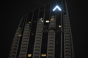 المكتب الإعلامي لحكومة دبي: السيطرة على حريق في مبنى استهدف بطائرة مسيرة