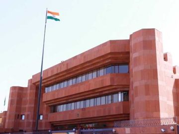 السفارة الهندية: نتابع إجراءات نقل جثمان العامل المتوفى بالهجوم على محطة الكهرباء السفارة الهندية: نتابع إجراءات نقل جثمان العامل المتوفى بالهجوم على محطة الكهرباء