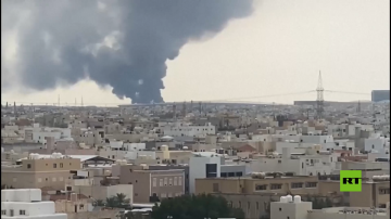 سحابة ضخمة من الدخان تتصاعد من مطار الكويت بعد هجمات بمسيرات