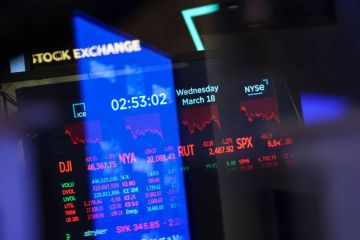 لهجة ترامب المخففة تجاه إيران ترفع الأسهم وتغرق النفط