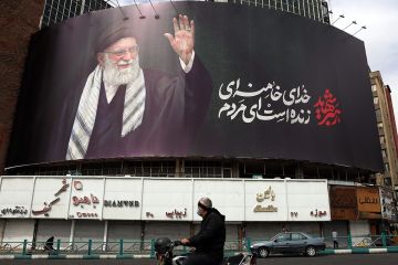 الإيرانيون يلقون نظرة الوداع على خامنئي الليلة الإيرانيون يلقون نظرة الوداع على خامنئي الليلة