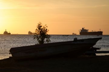 تسرب نفطي إثر انفجار كبير في ناقلة متوقفة قبالة سواحل الكويت