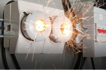 تماس كهربائي أحرقهم بالعناية المركزة